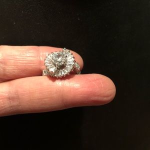 ❌SOLD❌🎁🎁Crystal Swirly Ring!!!🎁🎁